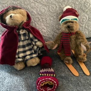 2plush winter bears by Mogul. Removable clothes.Real wood skis/poles.NoSmoking
